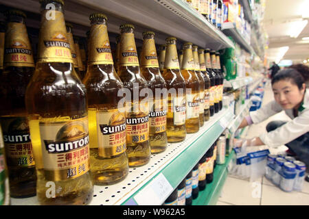 ------ Flaschen Suntory Bier zum Verkauf an, auch nicht auf dem Regal im Supermarkt in Shanghai, China, 14. März 2011. Japanisches Getränk Riese Suntory wird s Stockfoto