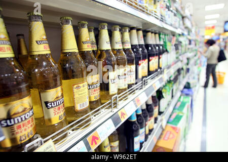 ------ Flaschen Suntory Bier zum Verkauf an, auch nicht auf dem Regal im Supermarkt in Shanghai, China, 26. April 2011. Japanisches Getränk Riese Suntory wird s Stockfoto