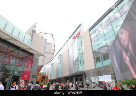 Menschen besuchen Westfield Shopping mall London UK Stockfoto