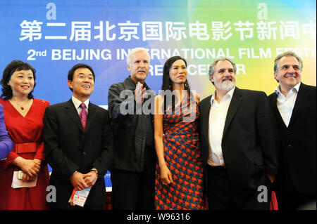 (Von rechts nach links) Fox Filmed Entertainment Co-Chairman und CEO Jim Gianopulos, US-amerikanischer Filmproduzent Jon Landau, Wendi Deng Murdoch, Ehefrau von News Corp. Stockfoto