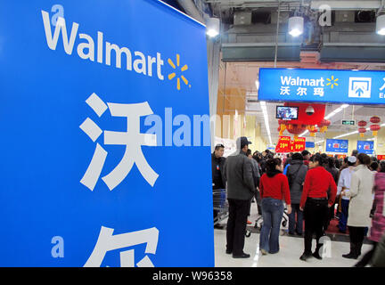 ------ Chinesische Kunden gehen Sie shoppen in einem Walmart Supermarkt in der Stadt Jilin im Nordosten Chinas in der Provinz Jilin, 18. November 2011. Wal-Mart Stores Inc. Stockfoto