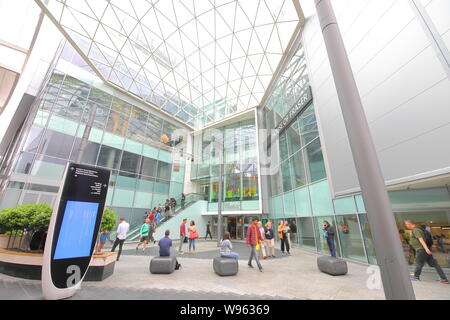 Menschen besuchen Westfield Shopping mall London UK Stockfoto