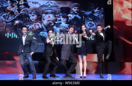 (Von links) Hong Kong Schauspieler Daniel Wu und Stephen Fung, chinesischen Schauspieler Feng Shaofeng, Hong Kong Model und Schauspielerin Angelababy und chinesischen Kungfu und m Stockfoto