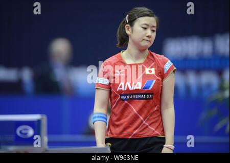 Ai Fukuhara von Japan reagiert, als sie sich gegen Chen Meng von China bei der ersten Runde Spiel der Frauen konkurriert singles während der 2012 ITTF World Gra Stockfoto