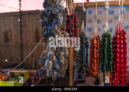 Getrocknete Früchte auf dem Markt in Tiflis, Georgien verkauft. Getrocknete Dattel und traditionelle georgische Spezialitäten churchhella ist im Hintergrund Stockfoto