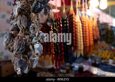 Frische Dattel auf dem lokalen Markt in Georgien verkauft. Traditionelle kaukasische hausgemachte Süßigkeiten Churchkhela im Hintergrund. Stockfoto