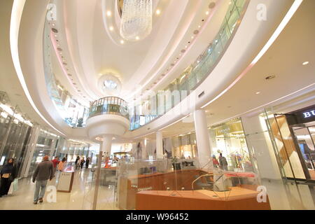 Menschen besuchen Westfield Shopping mall London UK Stockfoto