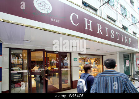 ---- Fußgänger vorbei eine Christine Kette Bäckerei in Shanghai, China, 11. Oktober 2010. Chinesische Bäckereikette Christine hat die Anhörung übergeben Stockfoto