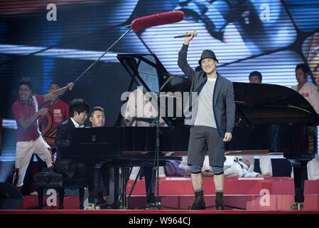 Chinesische Pianist Lang Lang, zurück, und Hong Kong Sängerin Jacky Cheung, front, Wave in einer Zeremonie von Coca-Cola zu einer olympischen Theme Song veröffentlicht Stockfoto