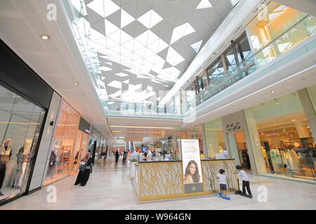 Menschen besuchen Westfield Shopping mall London UK Stockfoto