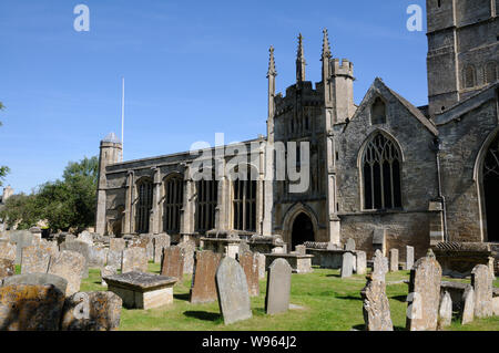 Der hl. Johannes der Täufer, Witney, Oxfordshire. Der Westen Tür und den unteren Teil des Turmes sind Norman. Die Turmspitze, Glockenturm, und Süd Halle wurden hinzugefügt Stockfoto