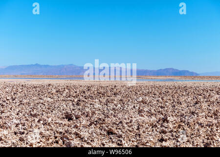 Chaxa See (Laguna Chaxa) mit Reflexion der Umgebung und blauer Himmel im Salar von Atacama, Chile Stockfoto