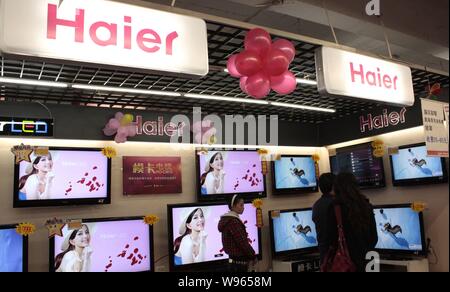 ------ Kunden shop für Haier Fernseher in einem Geschäft in Kunshan City, Central China Provinz Hubei, 12. März 2012. Chinesische Haushaltsgeräte Teekocher Stockfoto