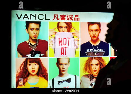 ---- Einen Fußgänger an einer Werbung für Vancl in Shanghai, China, 9. Mai 2012. Vancls Outsourcing ist ein Zeichen der größeren Trend der Chin Stockfoto