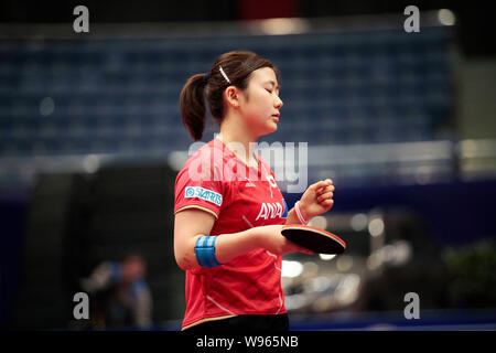 Ai Fukuhara von Japan reagiert, als sie sich gegen Chen Meng von China bei der ersten Runde Spiel der Frauen konkurriert singles während der 2012 ITTF World Gra Stockfoto