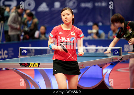 Ai Fukuhara von Japan reagiert, als sie sich gegen Chen Meng von China bei der ersten Runde Spiel der Frauen konkurriert singles während der 2012 ITTF World Gra Stockfoto