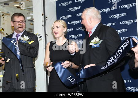 Die britische Schauspielerin Kate Winslet, Mitte, schneidet die Band anlässlich der Eröffnung des Flagship Store der Uhrenmarke Longines in Hong Ko Stockfoto