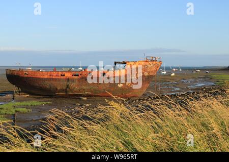 UK Rampside, Roa Island, Barrow In Furness, Cumbria. Verfallenes Trawler "Vita Nova" aus der Grafschaft Cumbria Küste. Stockfoto