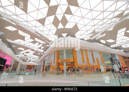 Menschen besuchen Westfield Shopping mall London UK Stockfoto