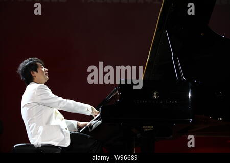 Chinesische Pianist Lang Lang bei seinem Konzert Hong Kongs 15. Jahrestag der Rückkehr in Hongkong, China, 2. Juli 2012 zu feiern. Stockfoto