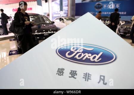 ---- Besucher sind auf dem Stand von Ford bei der Auto Show in Conghua city, südost China Provinz Jiangxi, 14. April 2012 gesehen. Arbeiten an Furten Stockfoto