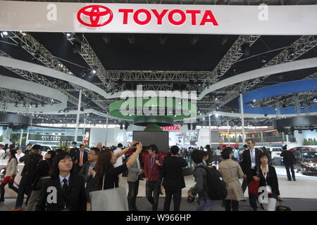 ---- Besucher sind auf dem Stand von Toyota bei der Auto Show in Peking, China, 23. April 2012 gesehen. Toyota Motor Corp., der größte Automobilhersteller in Wie Stockfoto
