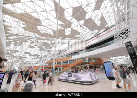 Menschen besuchen Westfield Shopping mall London UK Stockfoto