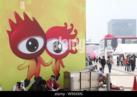 ---- Fußgänger vorbei an einer Anschlagtafel von Sina während einer Messe in Shanghai, China, 23. April 2011. Sina Corp., Betreiber der Twitter-ähnlichen Weibo Stockfoto