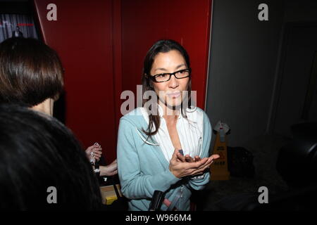 Hongkong Malaysia chinesische Schauspielerin Michelle Yeoh Choo-Kheng ist während einer Pressekonferenz für den neuen Film interviewt, die Dame, in Hongkong, Stockfoto