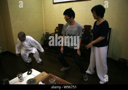 Chinesische Tai Chi Master Yan Fang (R) beauftragt ihre Schüler in Shijiazhuang, Provinz Hebei, China, 31. August 2012. Einen Clip von einem chinesischen Tai Chi Stockfoto