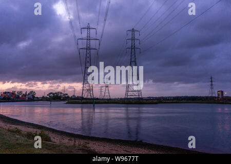 Pylonen über dem Test River in Eling/Totton Uferpromenade während einer blauen Stunde Abend/Nacht, Southampton, England, Großbritannien Stockfoto