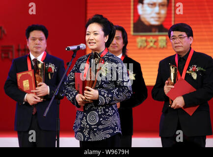 Chinesische Sopran Peng Liyuan, Frau des chinesischen Vizepräsidenten Xi Jinping, spricht bei einer Zeremonie zum ersten China Arts Awards in Peking, China, 19 Dez Stockfoto