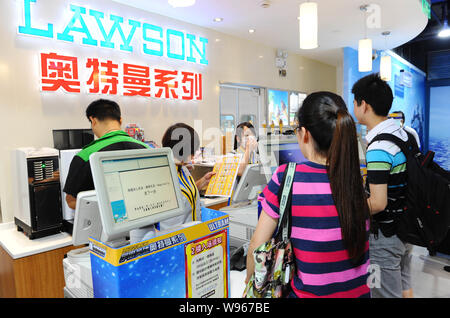 Kunden sind an einem ultraman-themed Convenience Store von Lawson in Shanghai, China, 8. Juni 2012 gesehen. Eine Ultraman-themed Convenience Store b Stockfoto