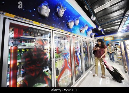 Kunden sind an einem ultraman-themed Convenience Store von Lawson in Shanghai, China, 8. Juni 2012 gesehen. Eine Ultraman-themed Convenience Store b Stockfoto