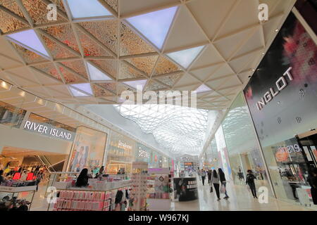 Menschen besuchen Westfield Shopping mall London UK Stockfoto