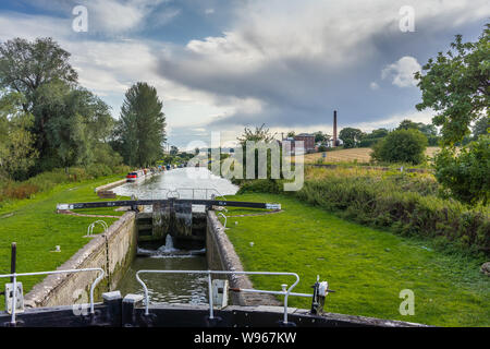 K&eine Schleuse 60 in der Nähe des Crofton Beam Motoren entlang der Kennet und Avon Kanal in Wiltshire, England, Großbritannien Stockfoto