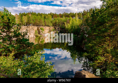 Canyon im Herbst Wald an einem warmen sonnigen Tag, Ukraine, Gebiet, Bezirk Korostyshevsky Stockfoto