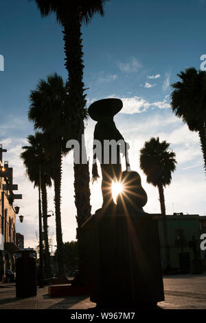 Schöne Silhouette Erfassung von Palmen und Mariachi Statue. Garibaldi Platz (Piazza Garibaldi), Mexiko City, CDMX, Mexiko. Jun 2019 Stockfoto