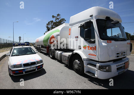 Lissabon, Portugal. 12 Aug, 2019. Polizeieskorte ein Kraftstoff - Tanker an der Humberto Delgado Flughafen in Lissabon, Portugal anreisen, am 12.08.2019. Portugiesische Kraftstoff - nationale Tankwagenfahrer der Streik begann als seit Montag für einen unbestimmten Zeitraum geplant. Portugals Regierung hat minimale Leistungen zwischen 50 und 100 Prozent bestellt und hat eine Energiekrise, was bedeutet "außergewöhnliche Maßnahmen" die Auswirkungen des Streiks so gering wie möglich zu halten die Bereitstellung grundlegender Dienstleistungen wie Sicherheitskräfte und medizinische Notfälle zu gewährleisten. Credit: Pedro Fiuza/Xinhua Stockfoto