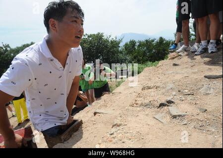 Chinesische beinlose Mann chen Zhou klettert mit seinen Händen die Junji Gipfel des Songshan Berg in Dengfeng zu erreichen, zentrale China Provinz Henan, 12. Juli 2. Stockfoto