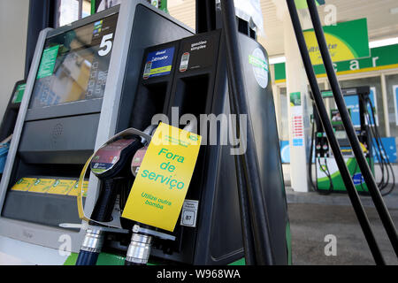 Lissabon, Portugal. 12 Aug, 2019. Ein geschlossener Tankstelle wird dargestellt, während eines Streiks in Lissabon, Portugal, am 12.08.2019. Portugiesische Kraftstoff - nationale Tankwagenfahrer der Streik begann als seit Montag für einen unbestimmten Zeitraum geplant. Portugals Regierung hat minimale Leistungen zwischen 50 und 100 Prozent bestellt und hat eine Energiekrise, was bedeutet "außergewöhnliche Maßnahmen" die Auswirkungen des Streiks so gering wie möglich zu halten die Bereitstellung grundlegender Dienstleistungen wie Sicherheitskräfte und medizinische Notfälle zu gewährleisten. Credit: Pedro Fiuza/Xinhua Stockfoto