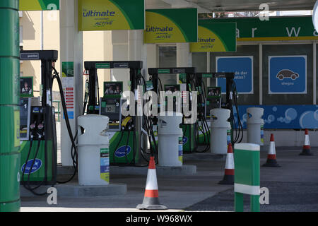 Lissabon, Portugal. 12 Aug, 2019. Ein geschlossener Tankstelle wird dargestellt, während eines Streiks in Lissabon, Portugal, am 12.08.2019. Portugiesische Kraftstoff - nationale Tankwagenfahrer der Streik begann als seit Montag für einen unbestimmten Zeitraum geplant. Portugals Regierung hat minimale Leistungen zwischen 50 und 100 Prozent bestellt und hat eine Energiekrise, was bedeutet "außergewöhnliche Maßnahmen" die Auswirkungen des Streiks so gering wie möglich zu halten die Bereitstellung grundlegender Dienstleistungen wie Sicherheitskräfte und medizinische Notfälle zu gewährleisten. Credit: Pedro Fiuza/Xinhua Stockfoto