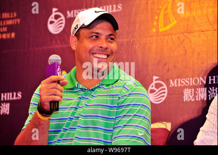 Der ehemalige Brasilianische Fußball-Superstar Ronaldo besucht eine Pressekonferenz für die Mission Hills World Celebrity Pro-Am-Turnier 2012 in der Stadt Haikou, Stockfoto