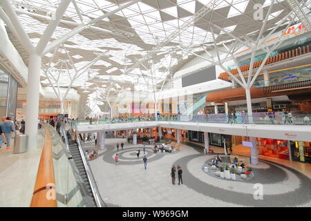 Menschen besuchen Westfield Shopping mall London UK Stockfoto