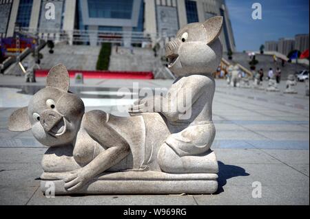 Eine steinerne Skulptur von zwei Schweine, die wie Paarung zu schauen auf dem Platz vor dem Wahrzeichen Bau angezeigt ist, die Zentrale Ebene Blessednes Stockfoto