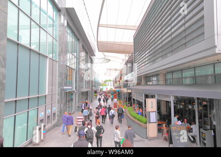 Menschen besuchen Westfield Shopping mall London UK Stockfoto