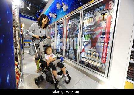 Kunden sind an einem ultraman-themed Convenience Store von Lawson in Shanghai, China, 8. Juni 2012 gesehen. Eine Ultraman-themed Convenience Store b Stockfoto