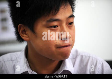 ---- Zhou Chong, eine junge Wanderarbeitnehmer, die ein Kind von einem 20-Meter fallen gespeichert wird, dargestellt in Guangzhou City, South China Guangdong Provinz, 1. Stockfoto