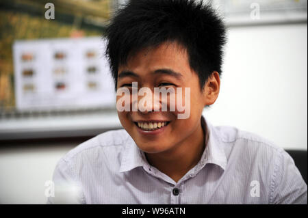 ---- Zhou Chong, eine junge Wanderarbeitnehmer, die ein Kind von einem 20-Meter fallen gespeichert wird, dargestellt in Guangzhou City, South China Guangdong Provinz, 1. Stockfoto