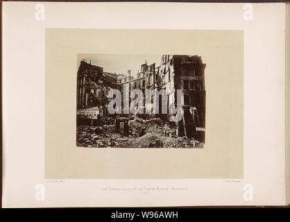 Abbildung zeigt Straße Kreuzung in Paris nach dem Feuer, während der Belagerung von Paris im Deutsch-Französischen Krieg zerstört. Stockfoto